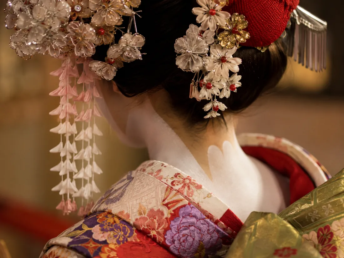 Close-up of a maiko&rsquo;s kanzashi hair ornaments and kimono